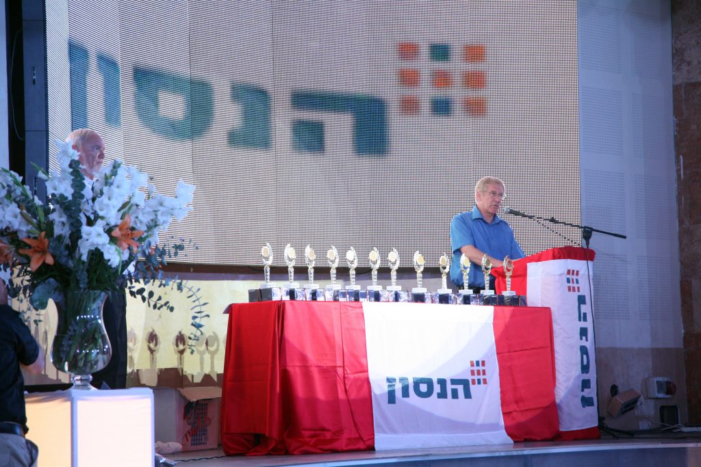 צילום מסיבות עובדים וצילומי השקה אירוע עסקי הוא אירוע משמעותי עבור אנשים רבים. במקום שבו כולם משקיעים בקריירה שלהם ומטפחים אותה, חשוב וראוי שכך יהיה הדבר. אין ספק שעבור מנהלי חברות, מנהלי משאבי אנוש אירוע כזה יהיה גולת הכותרת והזדמנות נהדרת להראות לעובדים ולקהל שמגיע עד כמה הם חשובים ולהציג ולהראות את הישגי החברה , להתחכך בעובדים ובאנשים שונים הקשורים לעסק ואיתם אין להם אינטראקציה יומית. האירועים העסקיים מעניקים תחושה של שחרור וכיף מאשר במקום העבודה , מאחר ומקום העבודה הוא מקום שבו אנו עסוקים בפתרון בעיות, התגברות על קשיים וניהול מאבקים. כשאתם ניגשים לחפש צלם לאירוע עיסקי אתם מחפשים צלם חביב מקצועי ושירותי ולכן הגעתם למקום הנכון,